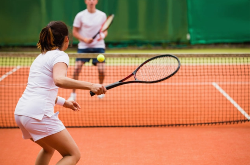 Tennis là môn thể thao đối kháng, người chơi dùng vợt đánh bóng qua lưới theo luật thi đấu 