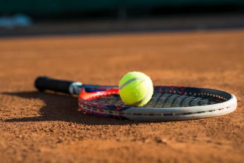 Người mới nên chọn vợt tennis nhẹ, dễ kiểm soát và có cán vừa tay 