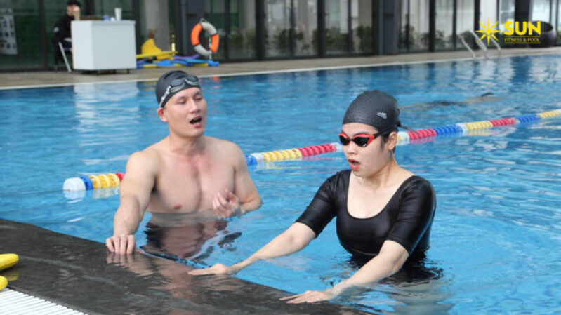 Người chưa biết bơi nên học thở nước, nổi người và lướt nước trước khi tập bơi bướm 