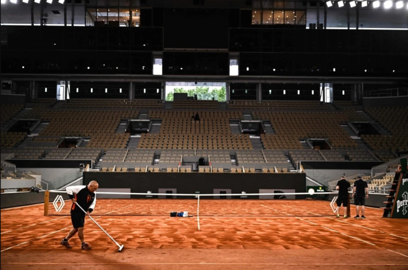 Roland Garros nổi bật trong hệ thống Grand Slam nhờ mặt sân đất nện đặc trưng 