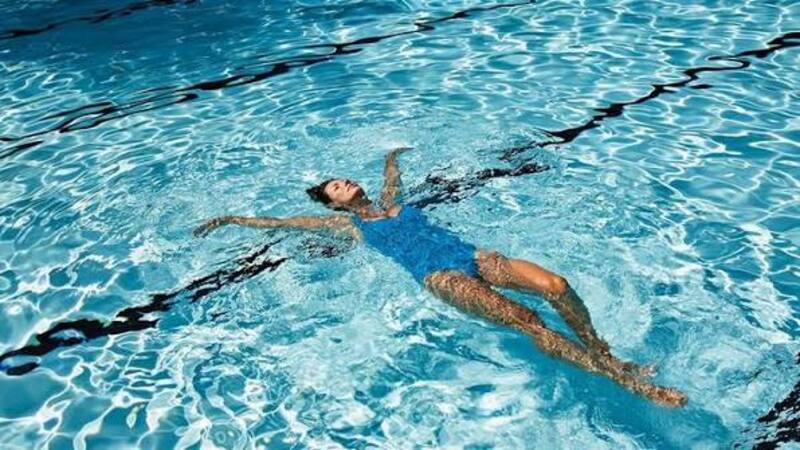 Thân người càng ổn định, lực cản nước càng giảm và tốc độ bơi càng tốt 