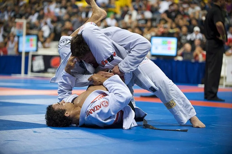 Brazilian Jiu-Jitsu nổi bật với khả năng kiểm soát, khóa siết và chiến đấu dưới mặt sàn.