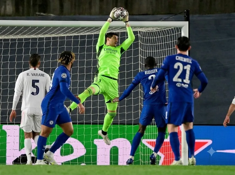 Chiều cao 2,01 m cùng phản xạ và khả năng chọn vị trí giúp Courtois trở thành thủ môn hiện đại toàn diện.